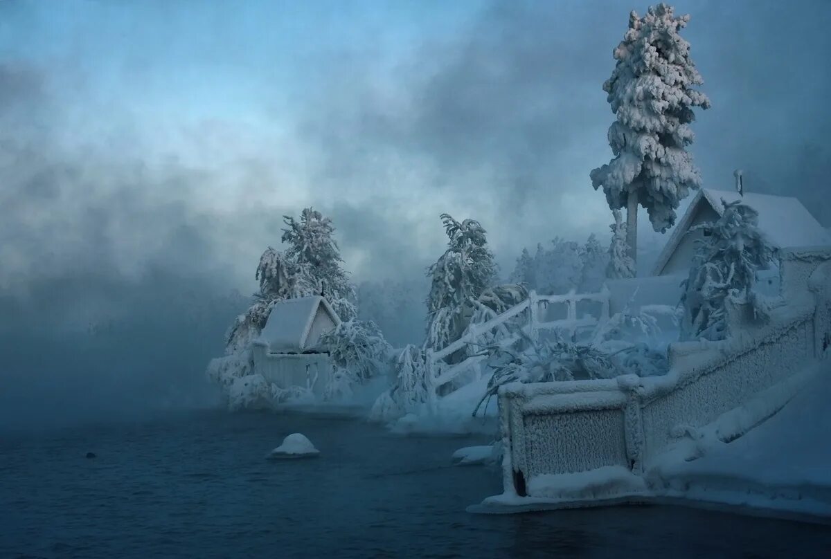 Красота зимы. Сказочный волшебный зимний лес. Солнечное гало радуга. Фантастические города будущего. Зимний мир.