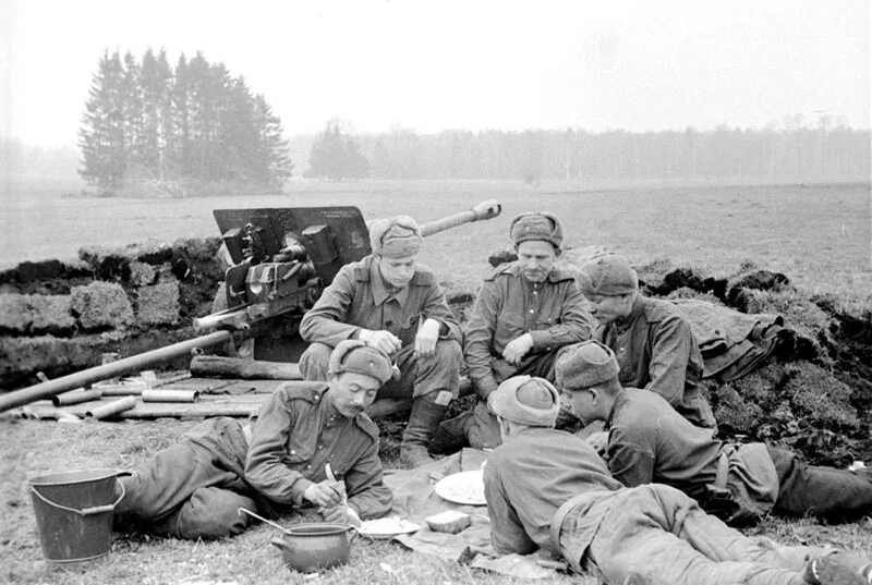 Свежая военная хроника. Солдаты на привале 1941. Снимки ВОВ 1941-1945.