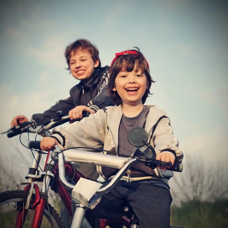 Her brothers are riding bikes. Катание на велосипеде. Her brothers are riding bikes. Катаем братья. Подросток катается на велосипеде.