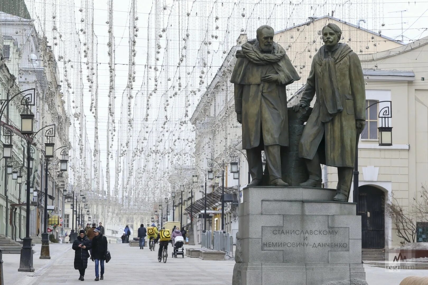 Памятник сергею прокофьеву в камергерском переулке. Статуи в камергерском переулке в москве. Памятник в камергерском переулке. Памятник станиславскому и немировичу данченко в москве. Камергерский переулок москва памятники.