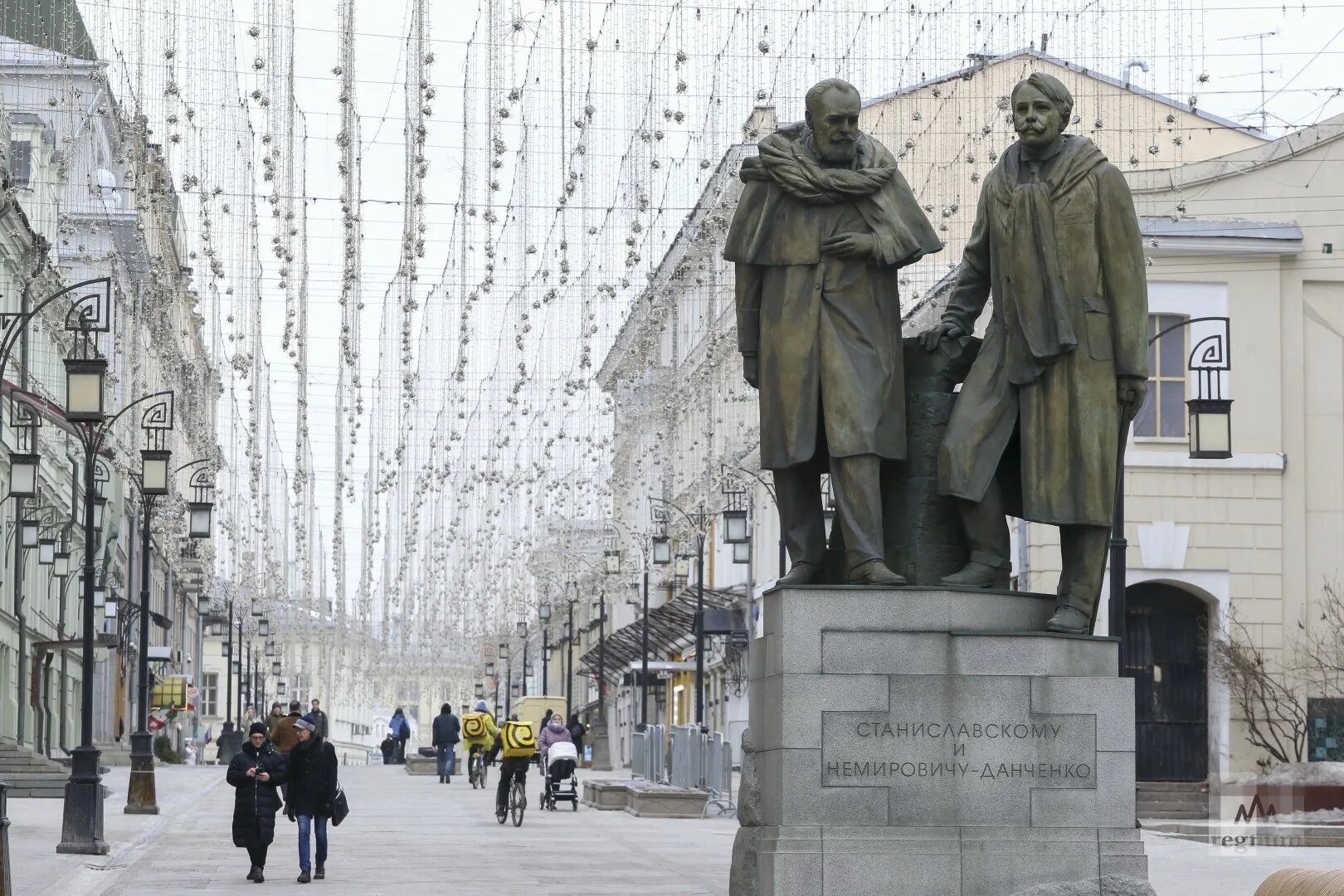 Памятник Немировичу-Данченко Камергерский переулок. Памятник Станиславскому и Немировичу Данченко в Москве. Памятник Станиславскому в Москве в Камергерском переулке. Немирович Данченко памятник в Москве.