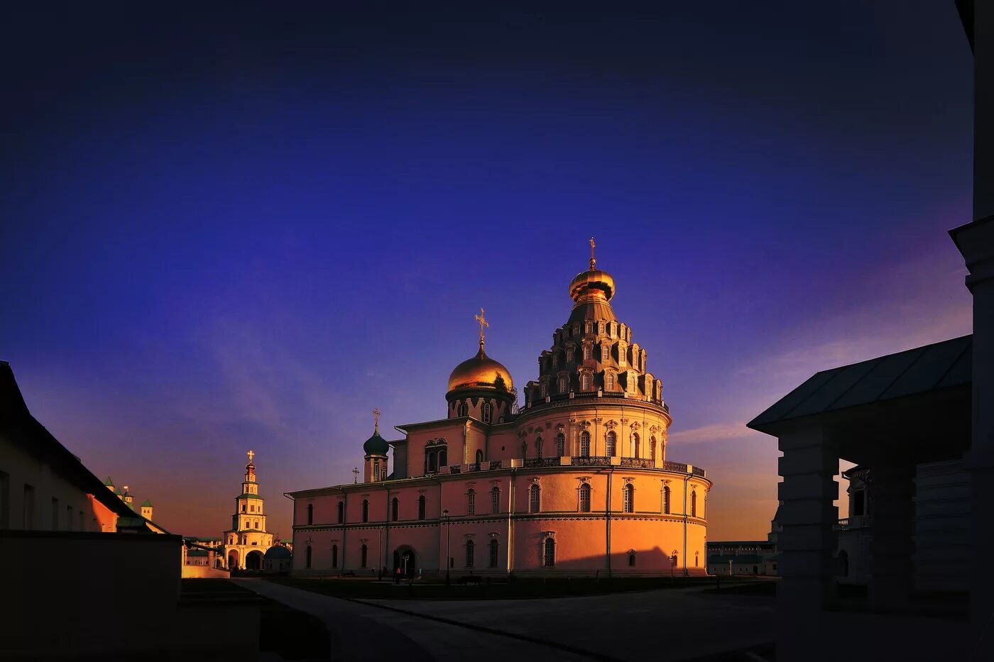 Истра ночью. Истра ночью. Ночной иерусалим в истре. Новый иерусалим истра ночью. Иерусалим новый город.