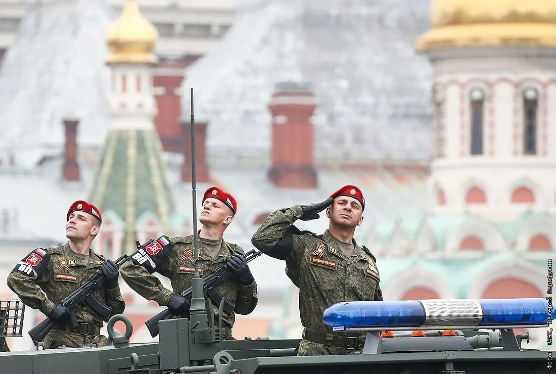 9 мая день победы солдаты. Парад Победы. Российский солдат на параде. Военная полиция РФ на параде. Военная полиция на параде Победы.