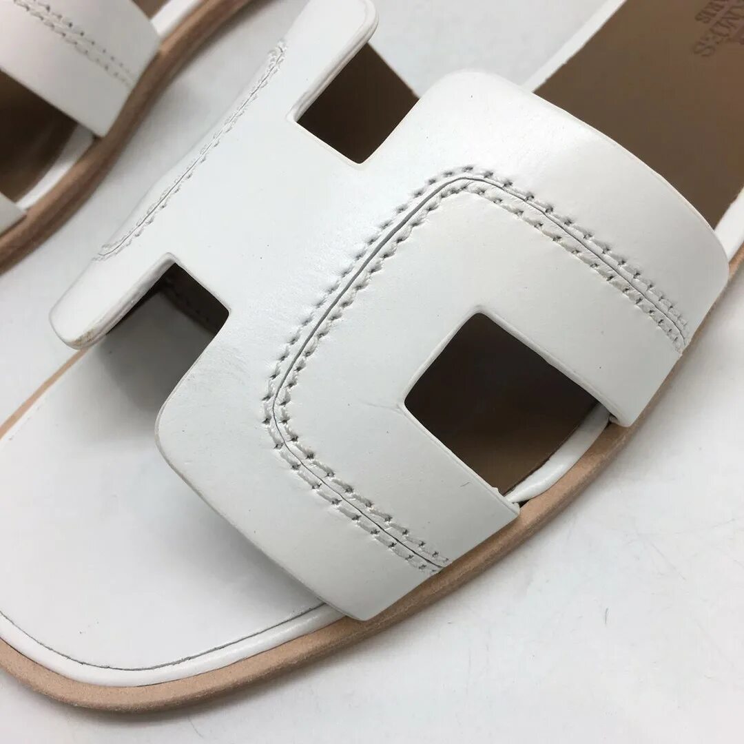 Ara b19 white leather. Hermes шлепки 2022. Белые шлепки Эрмес. Шлепки Гермес женские 2022. Босоножки и шлепки Эрмес.