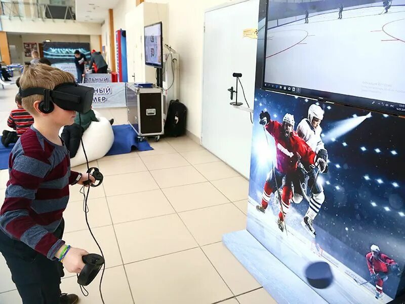 Виртуальные развлечения. Аттракцион виртуальной реальности. Аттракцион очки виртуальной реальности. Хоккей в виртуальной реальности. VR развлечения.