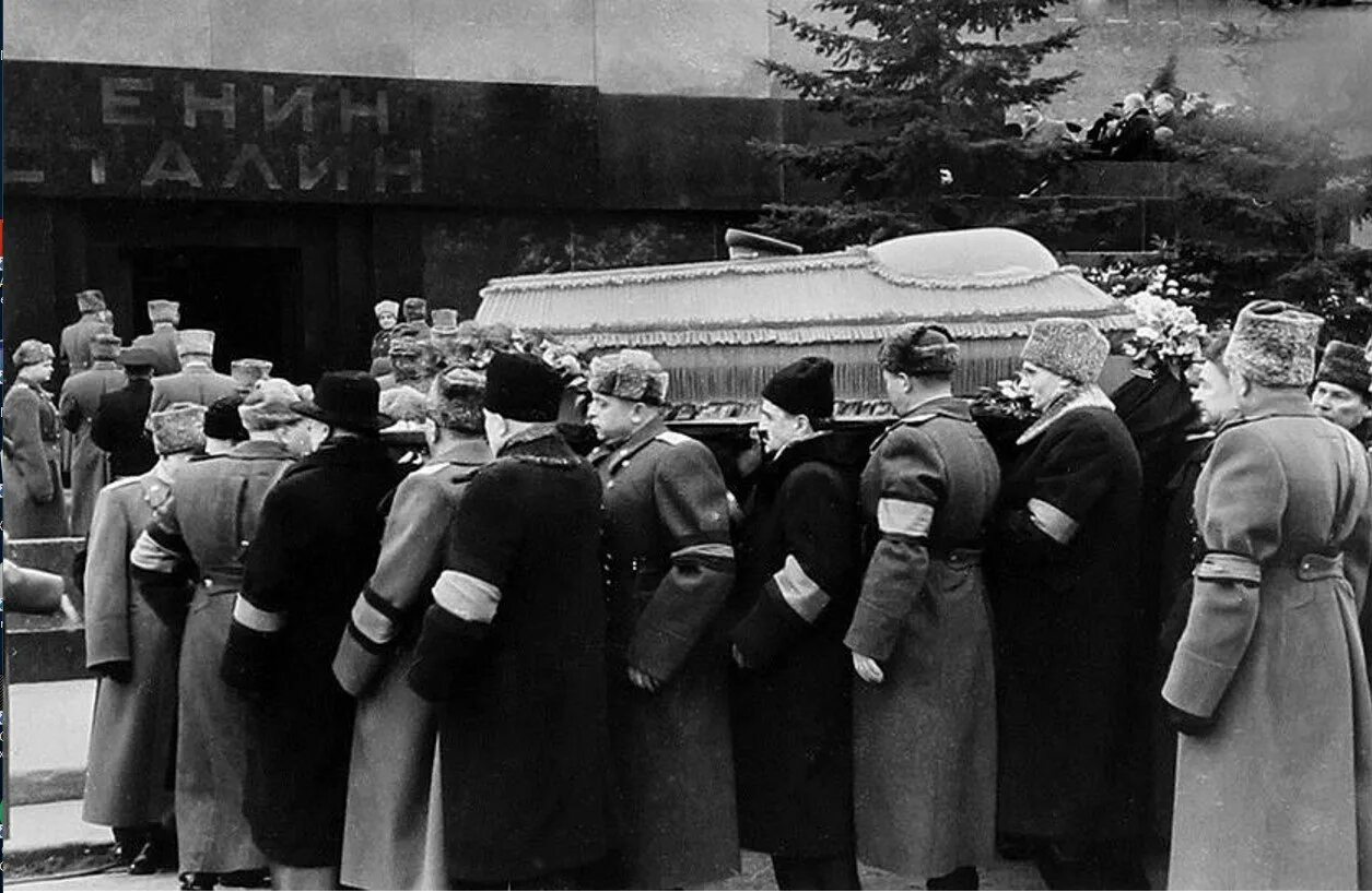 Сталин иосиф виссарионович похоронен. 1953 москва похороны сталина. 1953 москва похороны сталина. Смерть сталина 1953. 1953 москва похороны сталина.