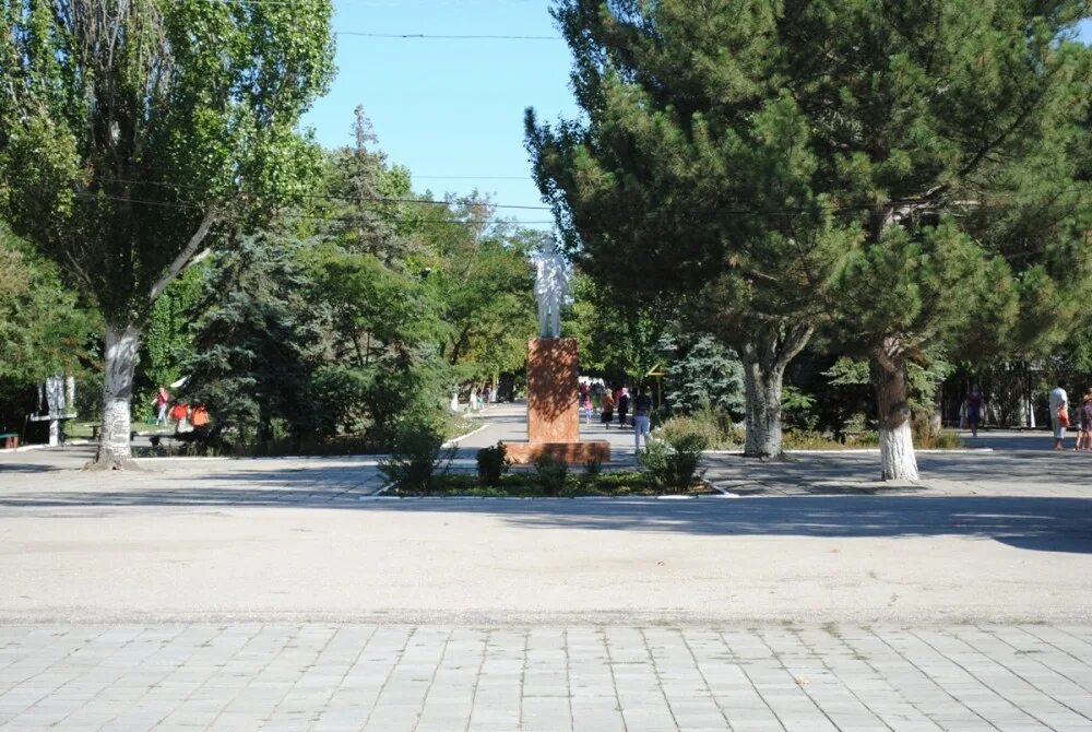 Пгт. Пос ленино крым. Памятники пгт советский крым. Автобус мысовое ленино. Г.