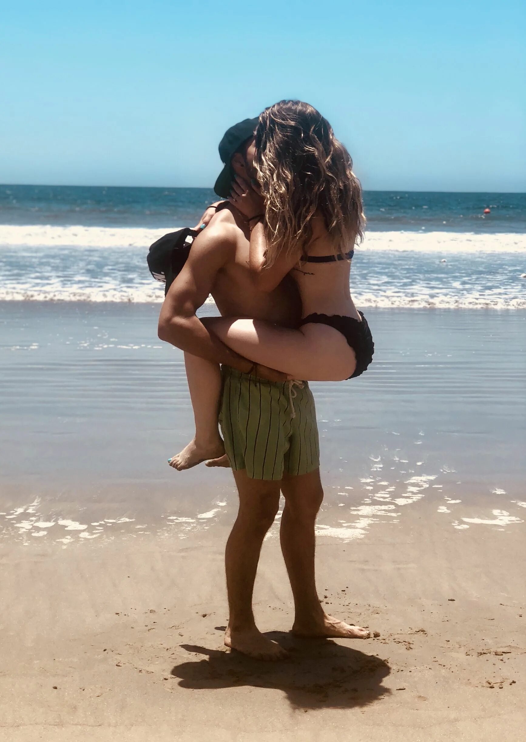 Мексика пляж влюбленные. Пара на пляже Мексика. Пляжная фотосессия для пар позы. Парень с девушкой на пляже фото. Summer kiss