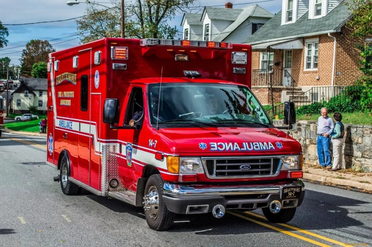 Красная машина скорой помощи. Chevrolet 2001 Ambulance. Американские скорые машины. Американская машина скорой помощи. Машина скорой помощи в США.