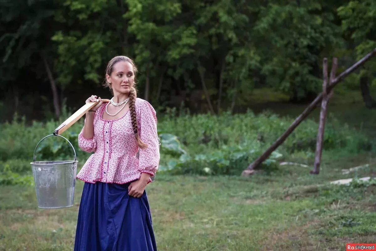 Дневник казачки деревенская жизнь на. Донская казачка. Девушка с коромыслом. Красивые казачки. Красивая девушка с коромыслом.