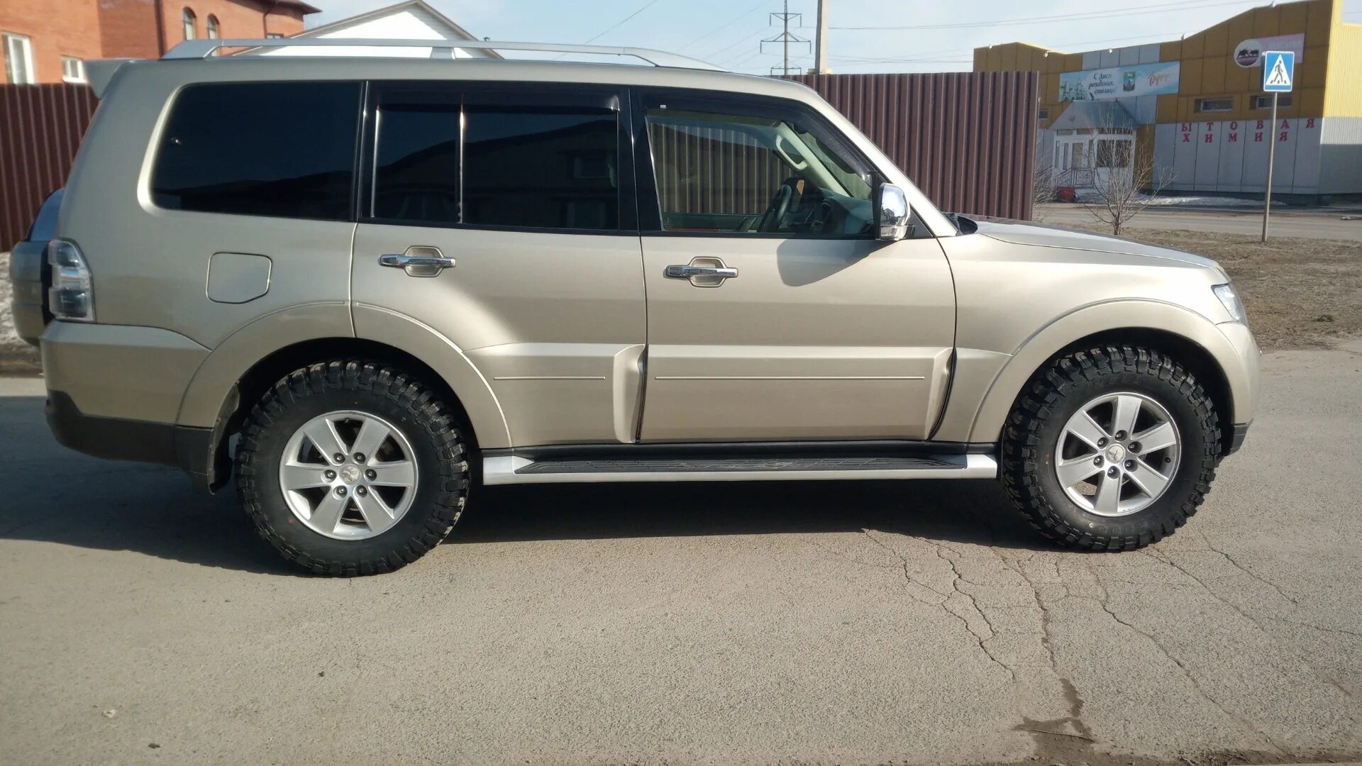 Mitsubishi pajero шины. 265 70 17 Паджеро 4. Mitsubishi Pajero 285/70 r16. 285 60 R18 на Паджеро 4. Pajero 4 275 r18.