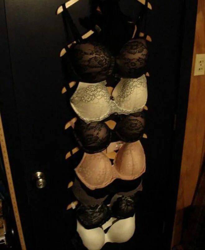 Разрезала лифчик. Корсет из старого бюстгальтера. Купальник из старого бюстгальтера. Кармашек для чашечки в бюстгальтер. Из чего делают бюстгальтеры.