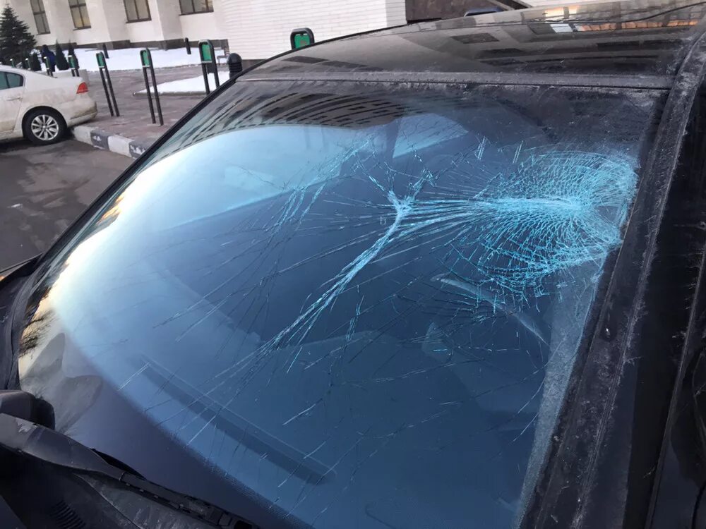 Фото на лобовое стекло автомобиля. Mercedes w210 разбито лобовое. разбили стекло мерседес w213. разбитый лобовое стекло лексус 570. mercedes w210 разбито лобовое тонированное.