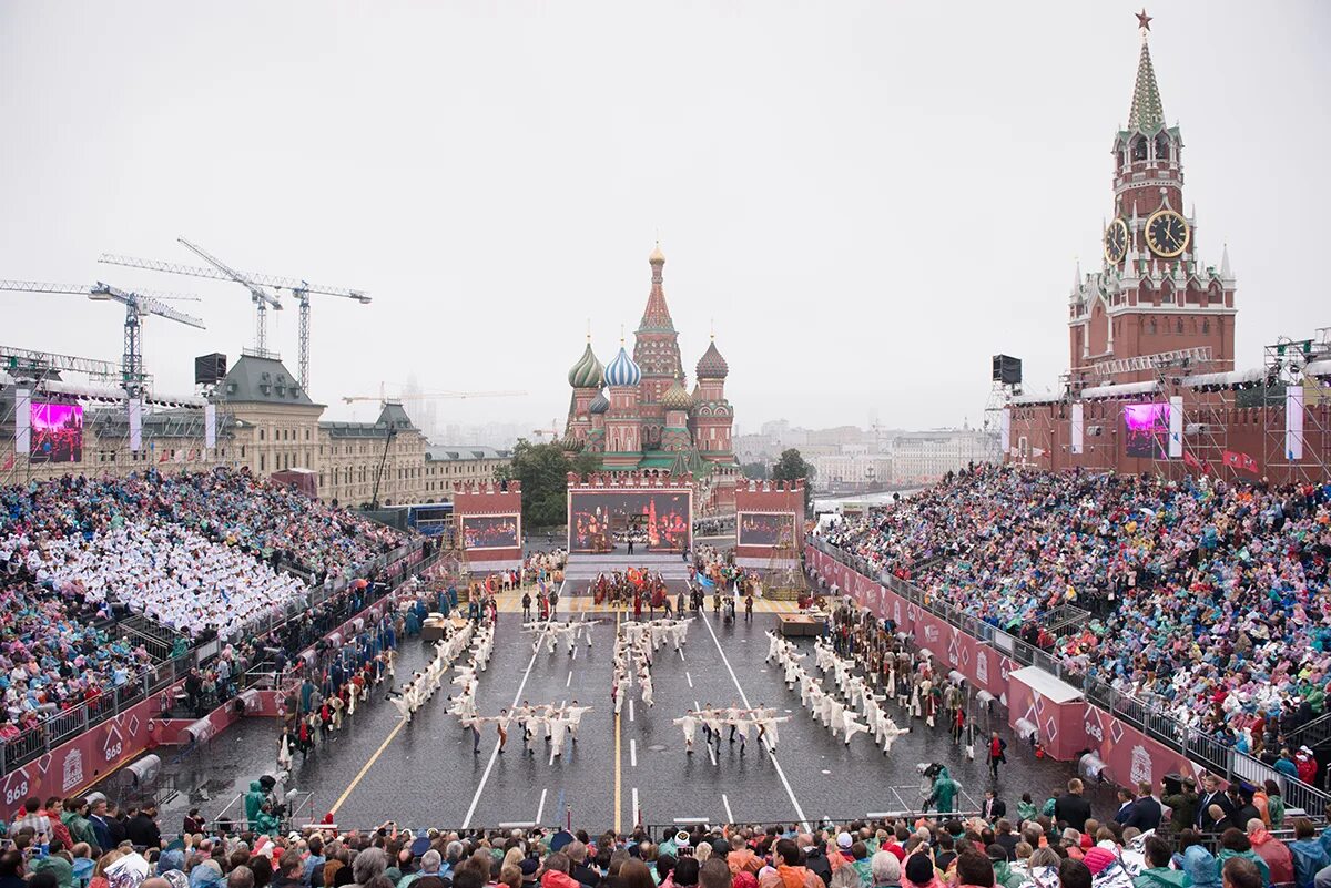 Много людей на площади. Москва люди. Красная площадь много народу. Толпа на красной площади. В москве проживает человек