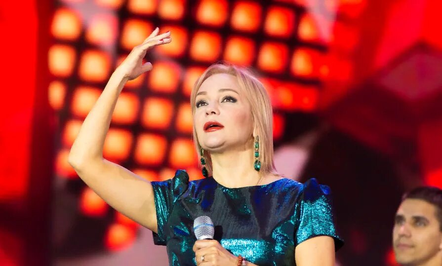 поет буланова