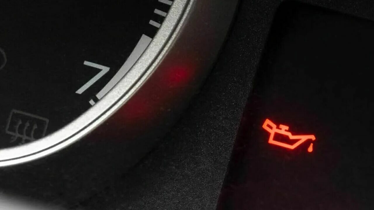 Горит масленка лачетти. Загорелась масленка. peugeot 3008 мигает масленка. кнопка прогрева двигателя. мицубиси на приборке зажигается гаечный ключ при запуске.