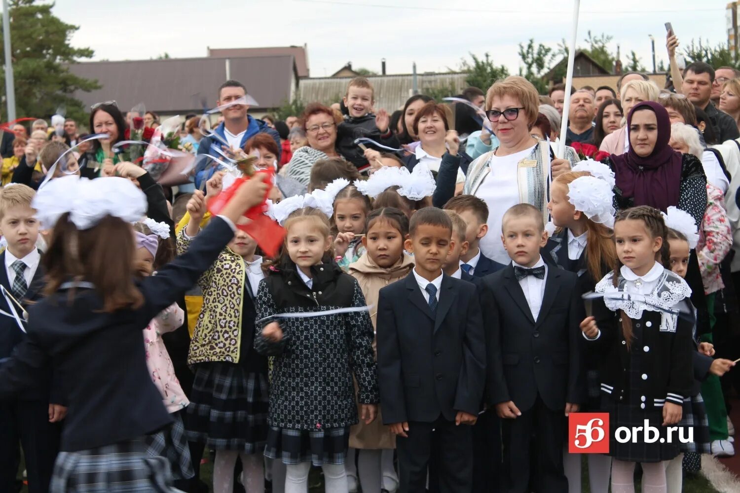 День знаний 1 сентября линейки. 1 сентября линейка старшеклассницы. день знаний праздник всей страны большое игнатово. фото красивые праздники в школе. картинки на первое сентября день знаний для печати.