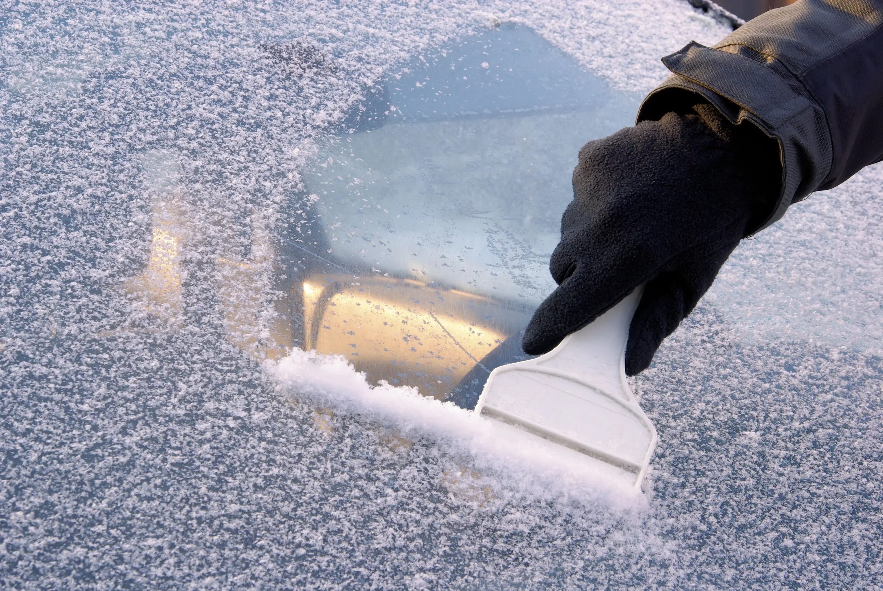 Замерзшее лобовое стекло. Очиститель снега для автомобиля. Наледь на стекле. Лед на стекле автомобиля. Несмотря на обледенение дороги впр