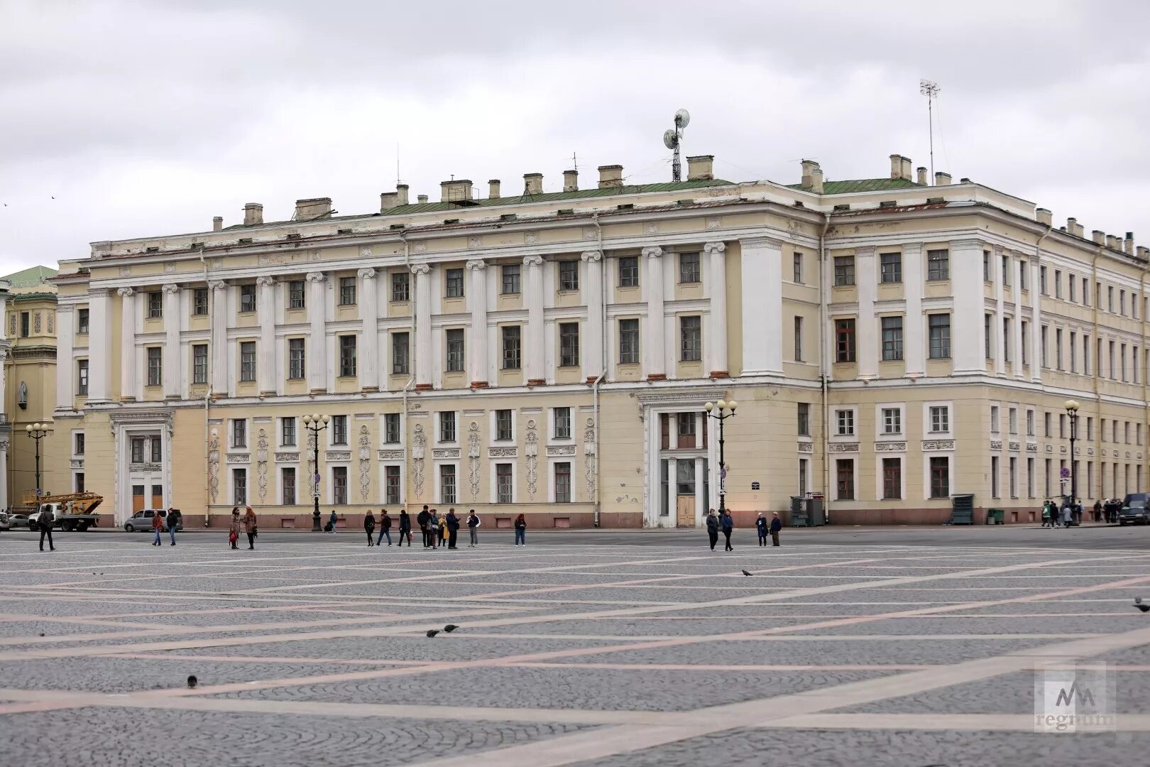 Корпуса спб. Дворцовая площадь в Санкт-Петербурге штаб гвардейского корпуса. Дворцовая площадь штаб гвардейского корпуса. Здание штаба гвардейского корпуса в Санкт-Петербурге. Здание штаба гвардейского корпуса на Дворцовой площади.