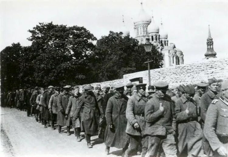 военнопленные киевский котёл 1941. пленные советские солдаты 1941. таллин 1941 1945. гиммлер и советский солдат. пленные немцы у раздачи еды.