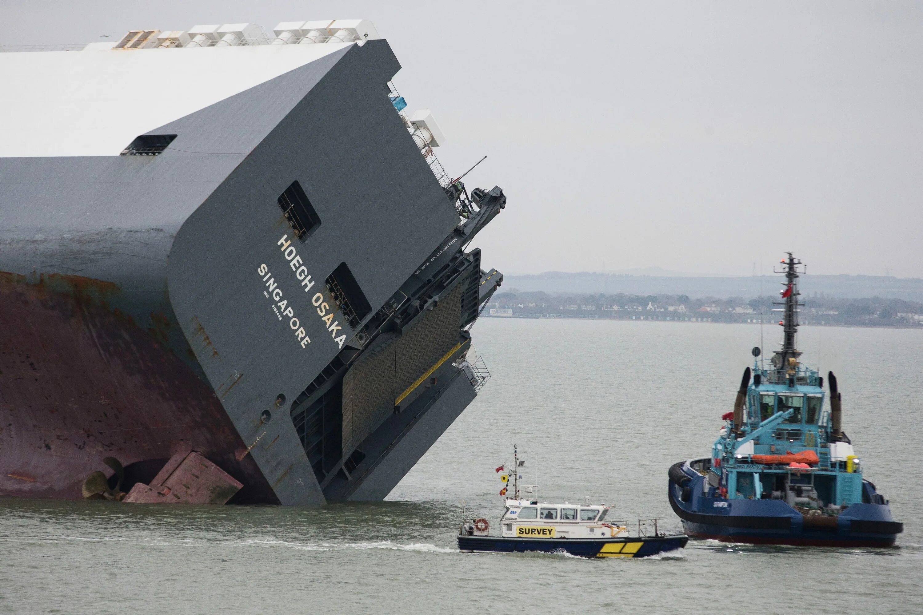 Крушение автовоза Hoegh Osaka. Hoegh target судно. Hoegh target контейнеровоз. Автомобилевоз затонул.