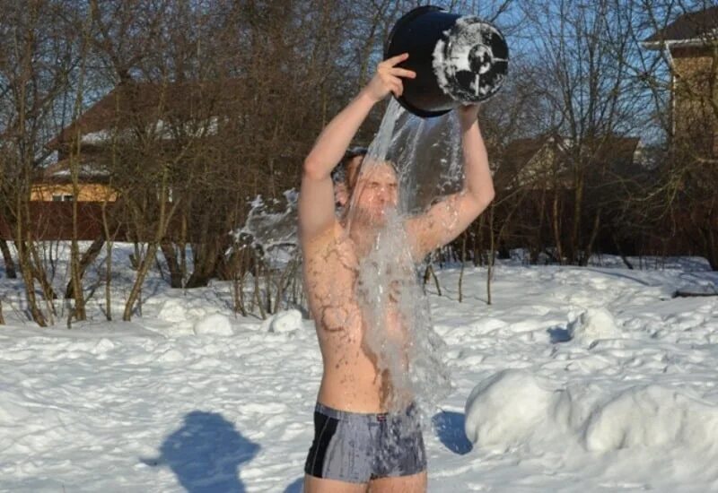 Сугроб после бани. Обливание холодной водой зимой. Закаливание холодной водой. Закаливание холодом. Закаливание картинки.