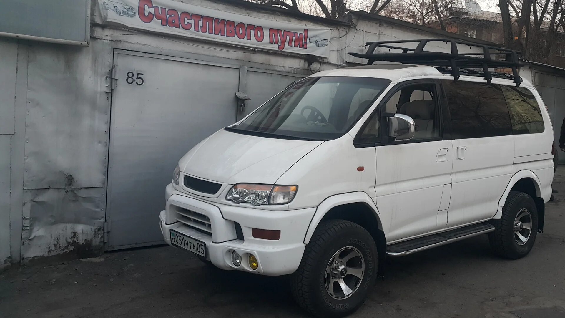 Делику купить митсубиси в россии бу. Делика л400. Mitsubishi Delica l 400 белый. Делика l-500. Mitsubishi Delica l500.