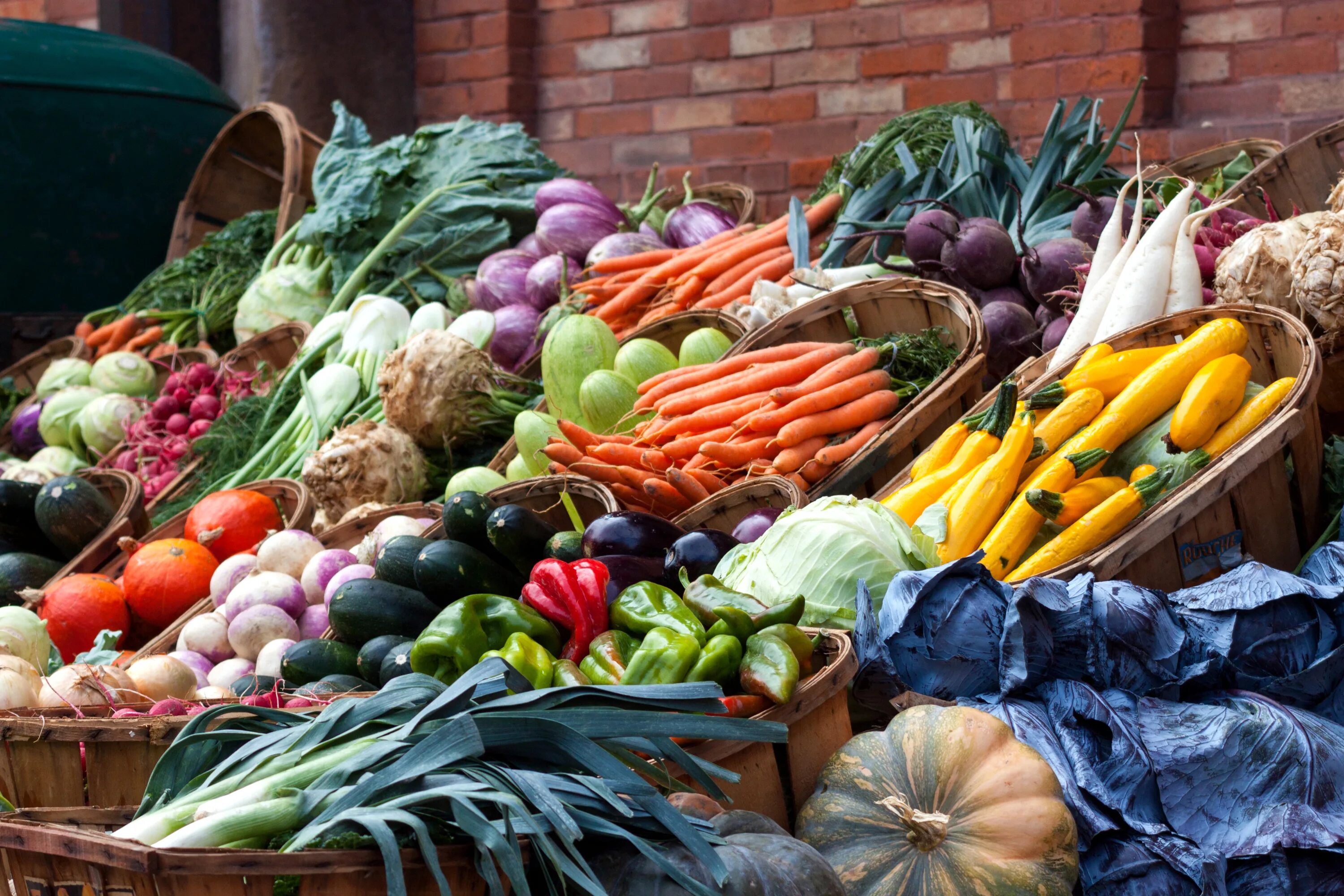 Овощи и фрукты. Овощи на рынке. Итальянские овощи. Овощной прилавок. Vegetables market