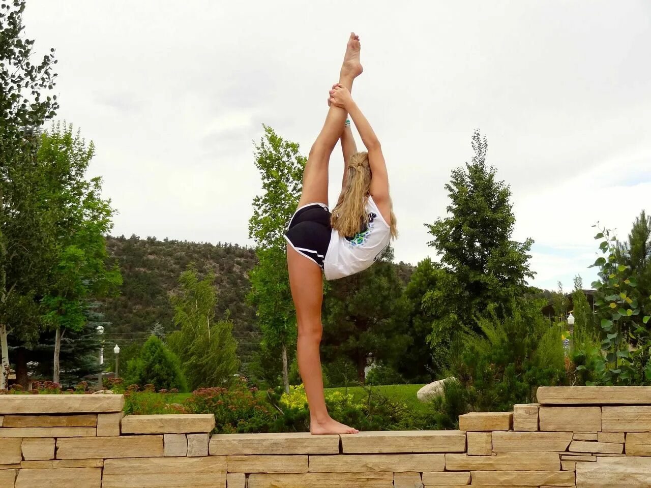 Как называется когда девушка поднимает ногу. Женщины с поднятыми ногами. Вертикальный шпагат девушки. Как называется когда девушка поднимает ногу. Стойка балерины с поднятой ногой.