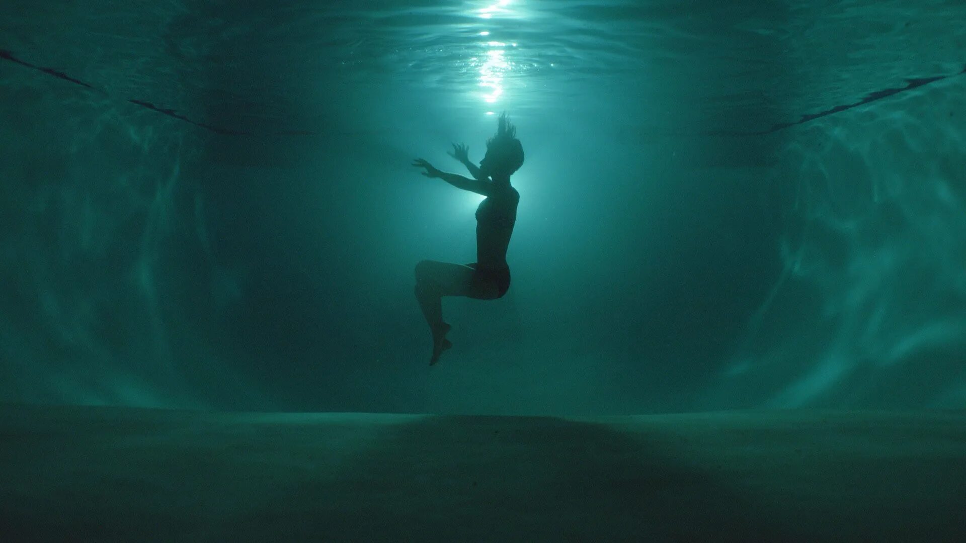 Вода падает в океане. Под водой. Девушка под водой. Девушка тонет в воде. Погружение в воду.