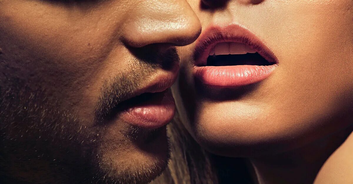 Нежный поцелуй. Девушка кусает губы парню. Кусает за губу. Поцелуй с язычком. Поцелуй в губы.