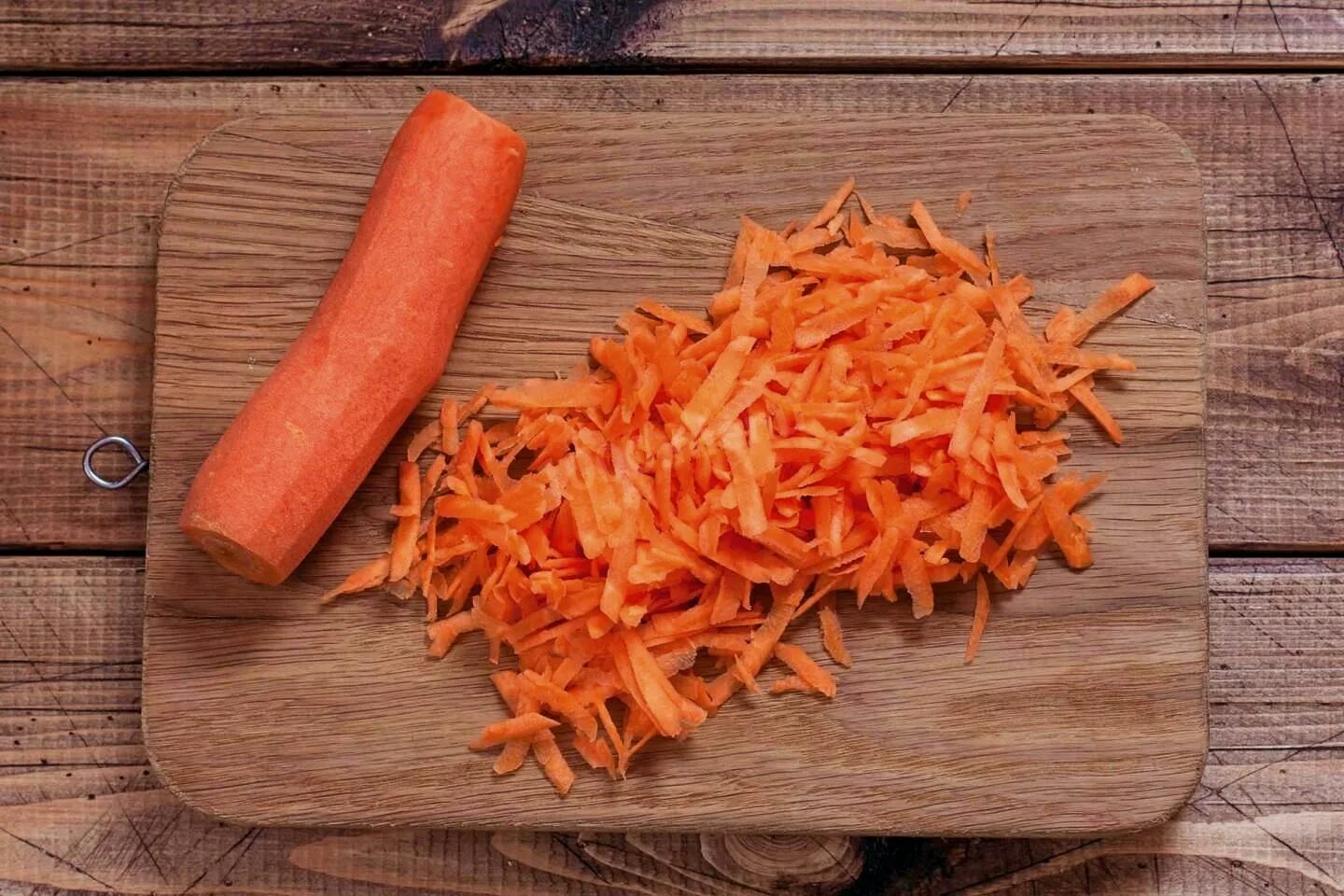 Терка для морковки. Морковь тертая. Жареная морковь. Морковь на крупной терке.