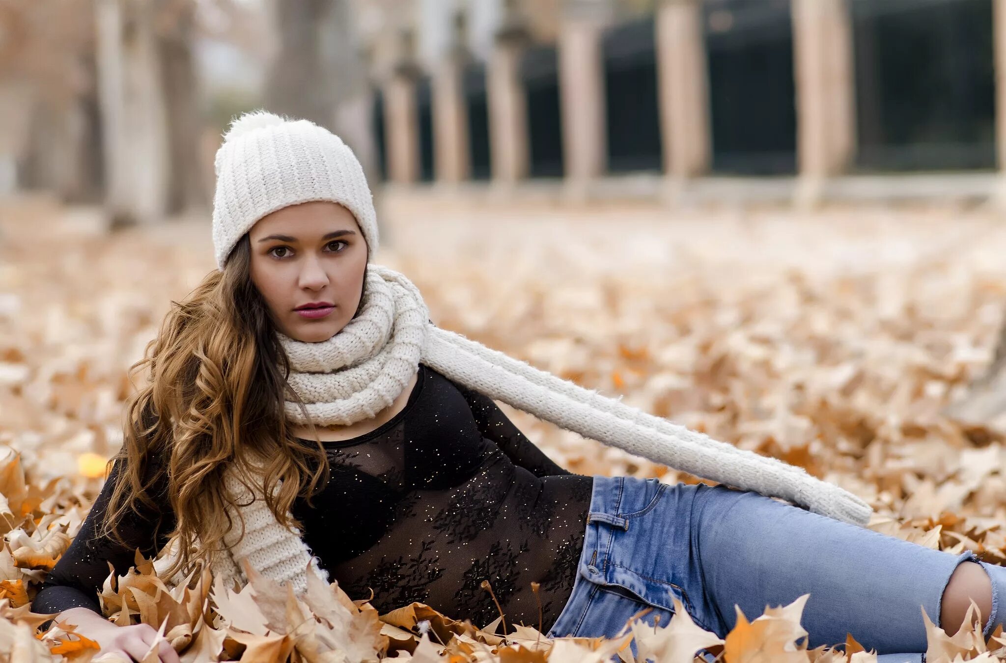 шапки к спортивной куртке. девушка в куртке и шапке. весенние куртки для девушек. девушка в шапке и куртке. девушка в шапке.