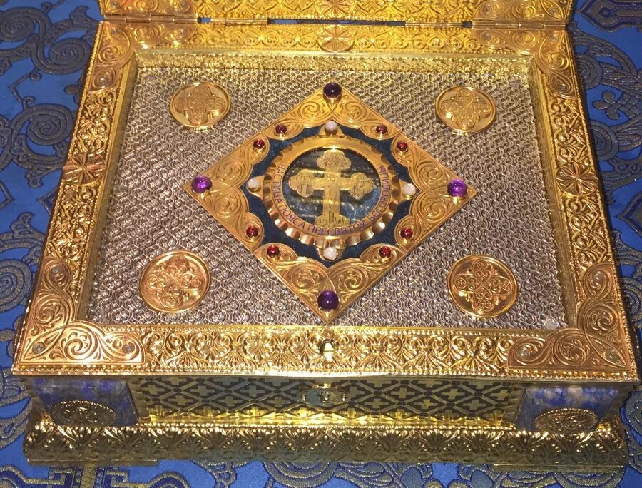 храм пояса богородицы. ковчег с поясом пресвятой богородицы. пояс богородицы афон. гора афон пояс пресвятой богородицы. честнаго пояса пресвятой богородицы афонский ватопедский монастырь.