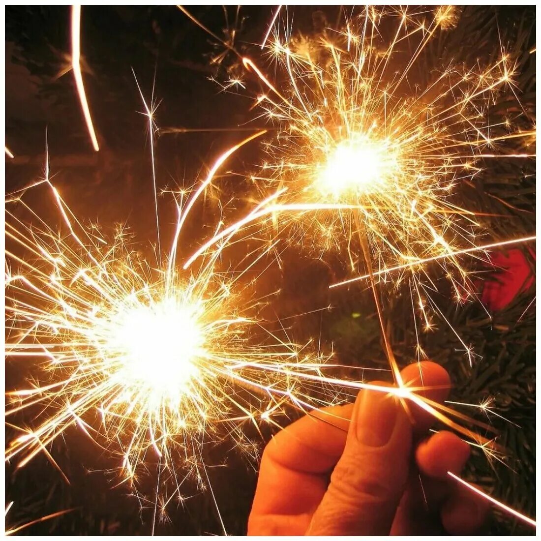 как поджечь бенгальский огонь в мандарине. бенгальские огни зажигают. человек с бинганльский огнем. разноцветные бенгальские огни. бенгальские огни реклама.