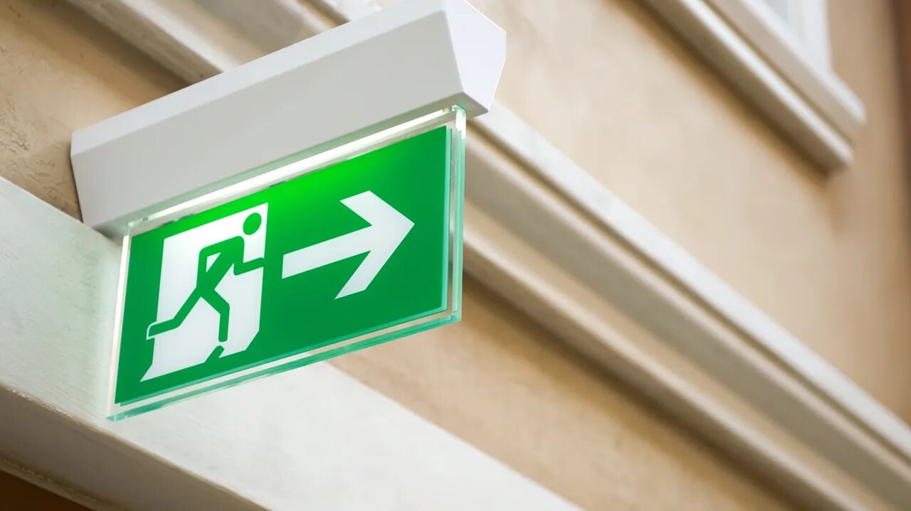 Дверные таблички. Выход сбоку. Табличка выход пожарная размеры. Выход сбоку. Аварийное убежище знаки.