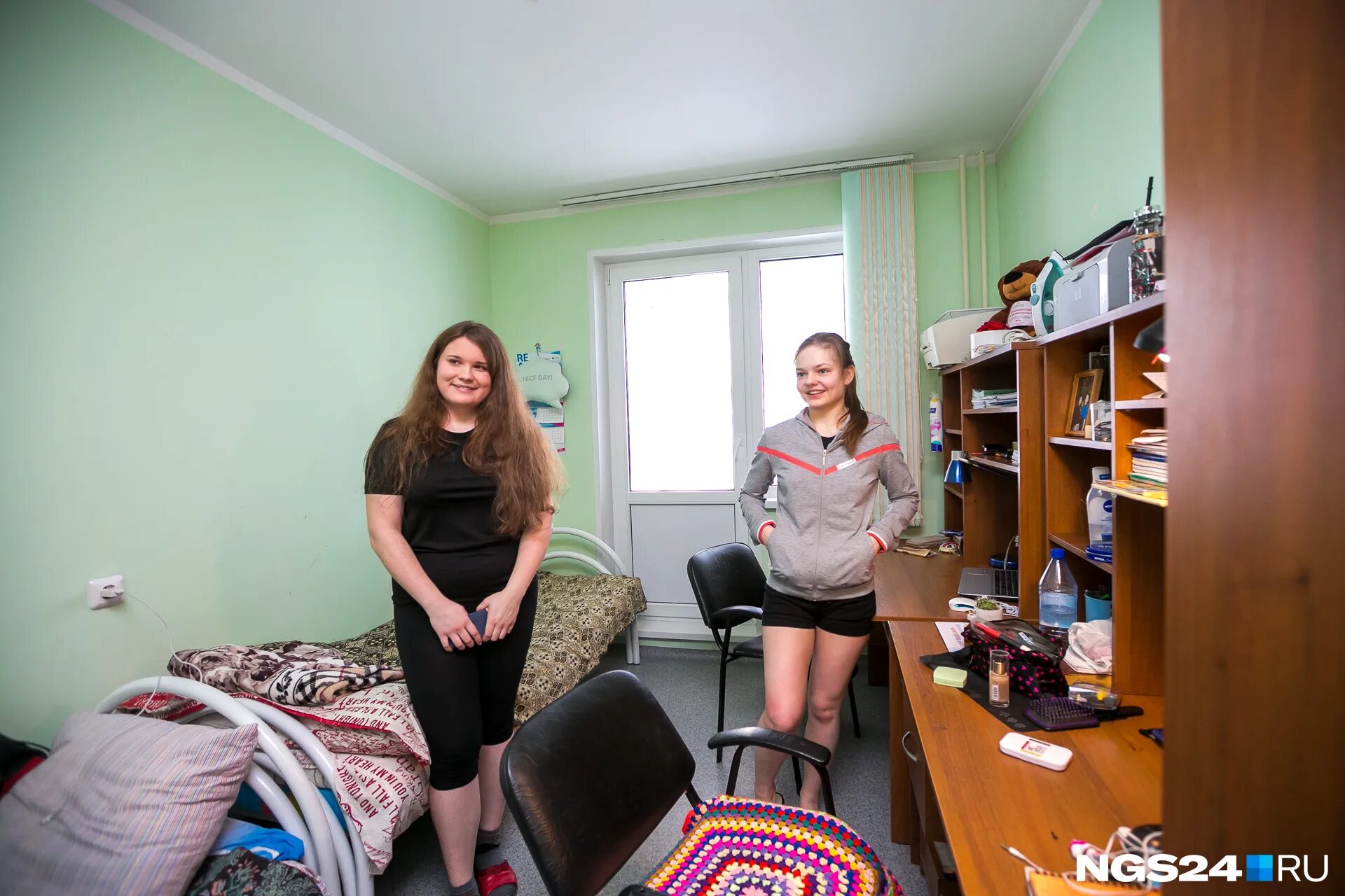 девочки в общаге. студенческая вечеринка на квартире. девушки в общежитии фото. студентки россии в купальниках. студенты дома 18.