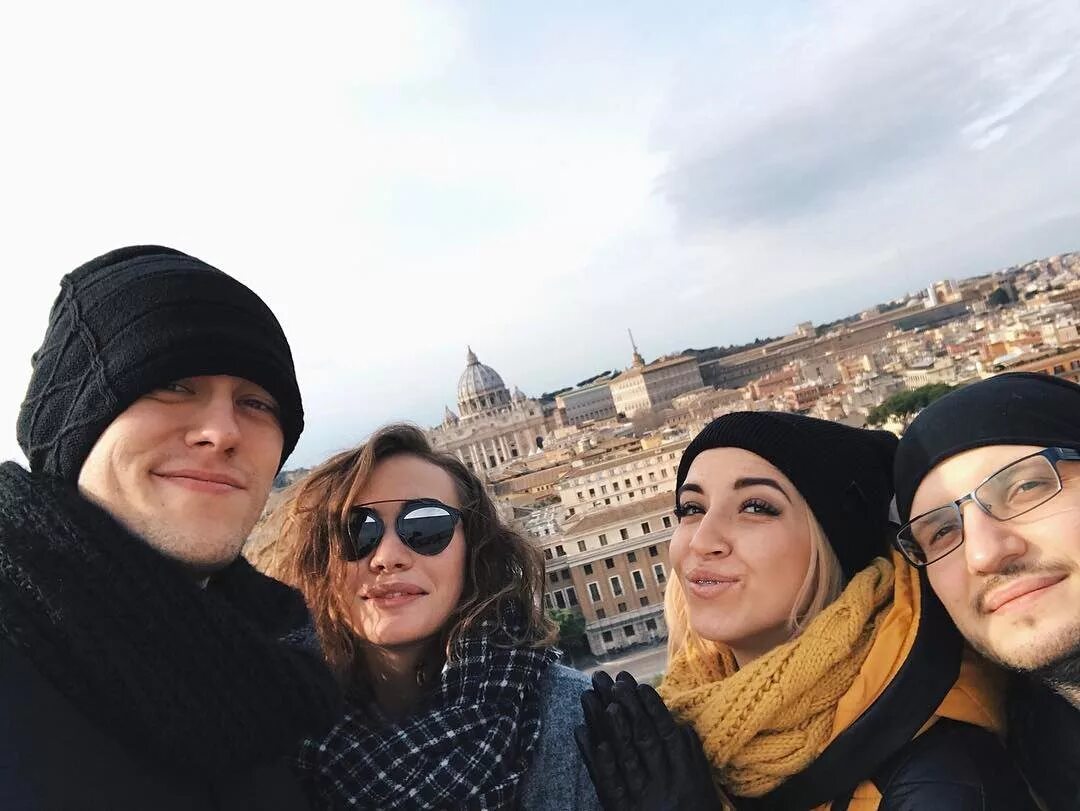 Шастун жена. Ира кузнецова и антон шастун. Ирина кузнецова и антон шасту. Антон шастун с девушкой фото. Ирина кузнецова девушка антона шастуна.