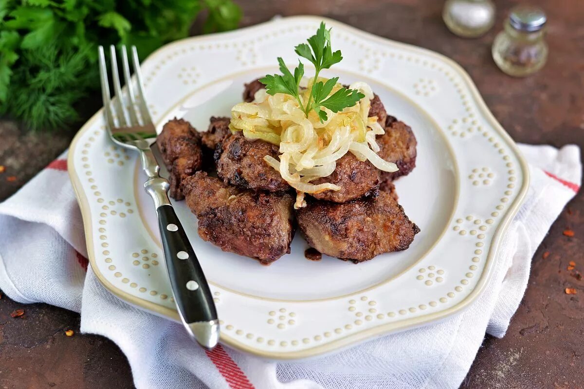 Печень кусками жареная на сковороде. Печёнка говяжья жареная с луко. Печень говяжья жареная. Печень говяжья жареная с луком. Жареная печень говяжья с луком на сковороде.