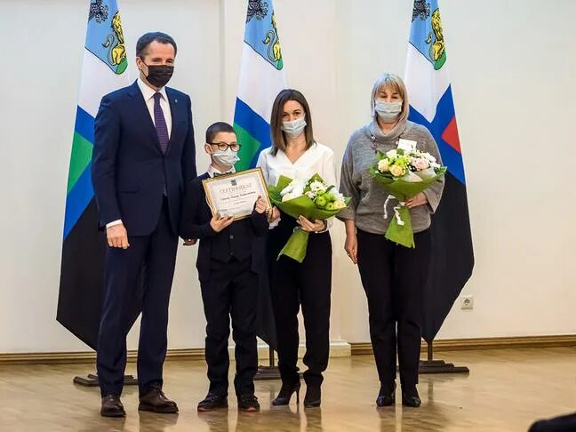 Белгород награждение. Губернатор Белгородской области наградил стипендиатов. Губернатор наградил Белгород. Губернаторская стипендия Белгород. Награждение стипендиатов губернатора Белгородской области.