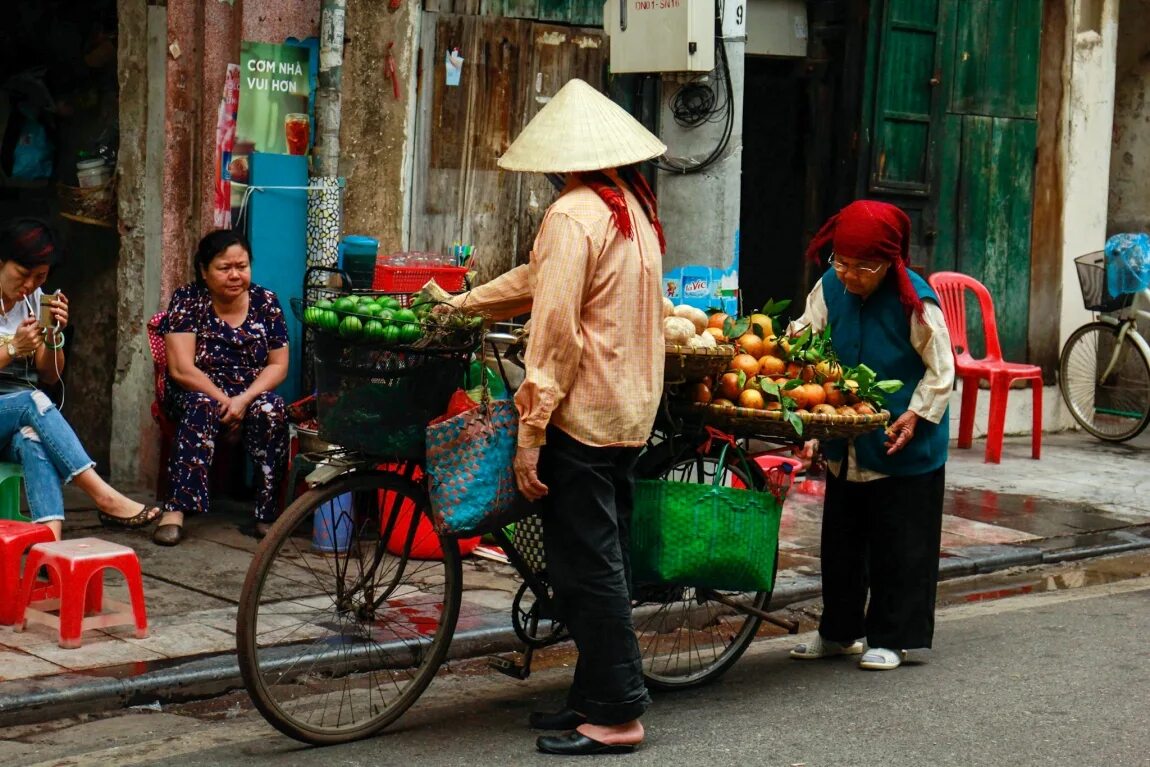 Вьетнам последние новости. Вьетнам Ханой население. Социалистическая Республика Вьетнам уровень жизни. Жизнь во Вьетнаме Ханой. Вьетнам Дананг фрукты.