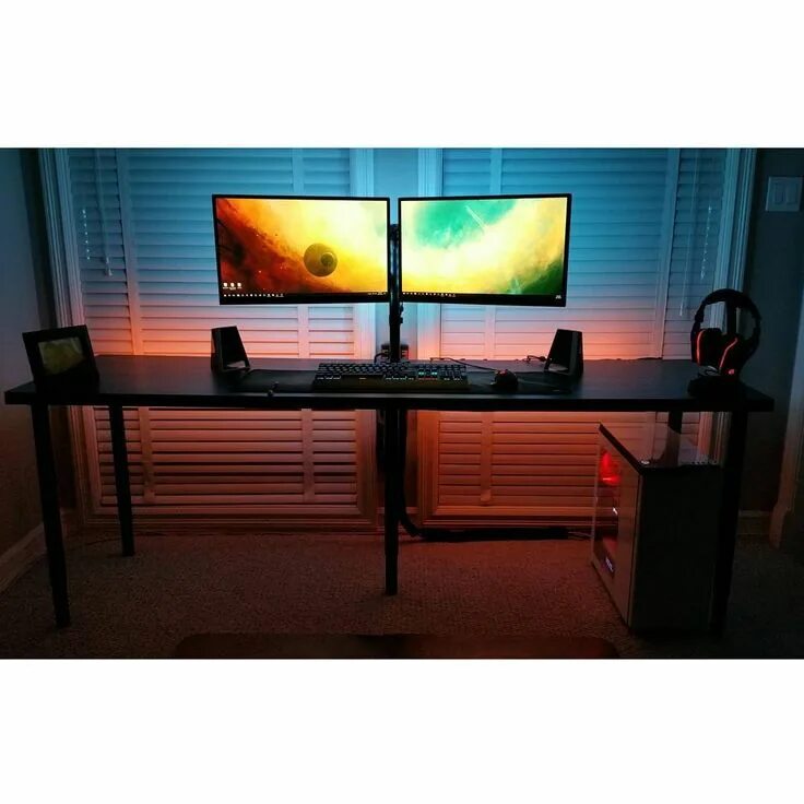 Путь по которому устанавливается space desk. Desk setup стол. Рабочее место дизайнера фон. Space desk на пк. Компьютерный стол игровой большой.