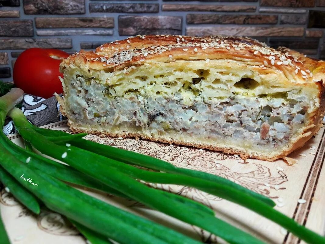Пирог с рыбой рецепт. Самарский Луково-рыбный пирог. Заливной рыбный пирог. Заливной пирог с рыбой. Пирог с рыбой и яйцом.