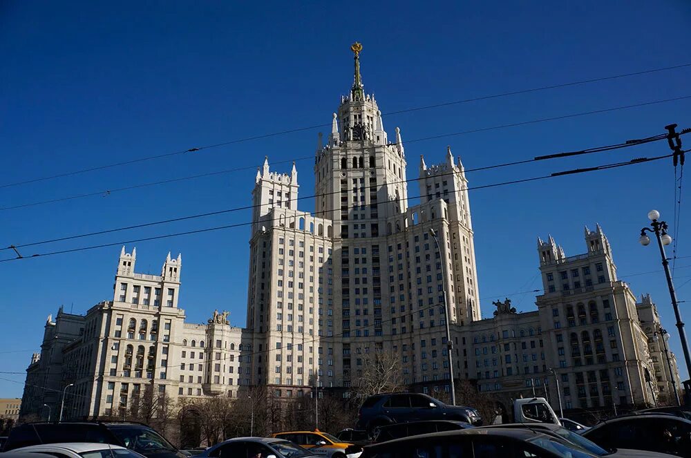 Здания сталинских высоток в москве. Сталинские высотки МГУ. Москва 7 высоток МГУ. Сталинская высотка МИД В Москве. Гостиница Украина сталинская высотка.