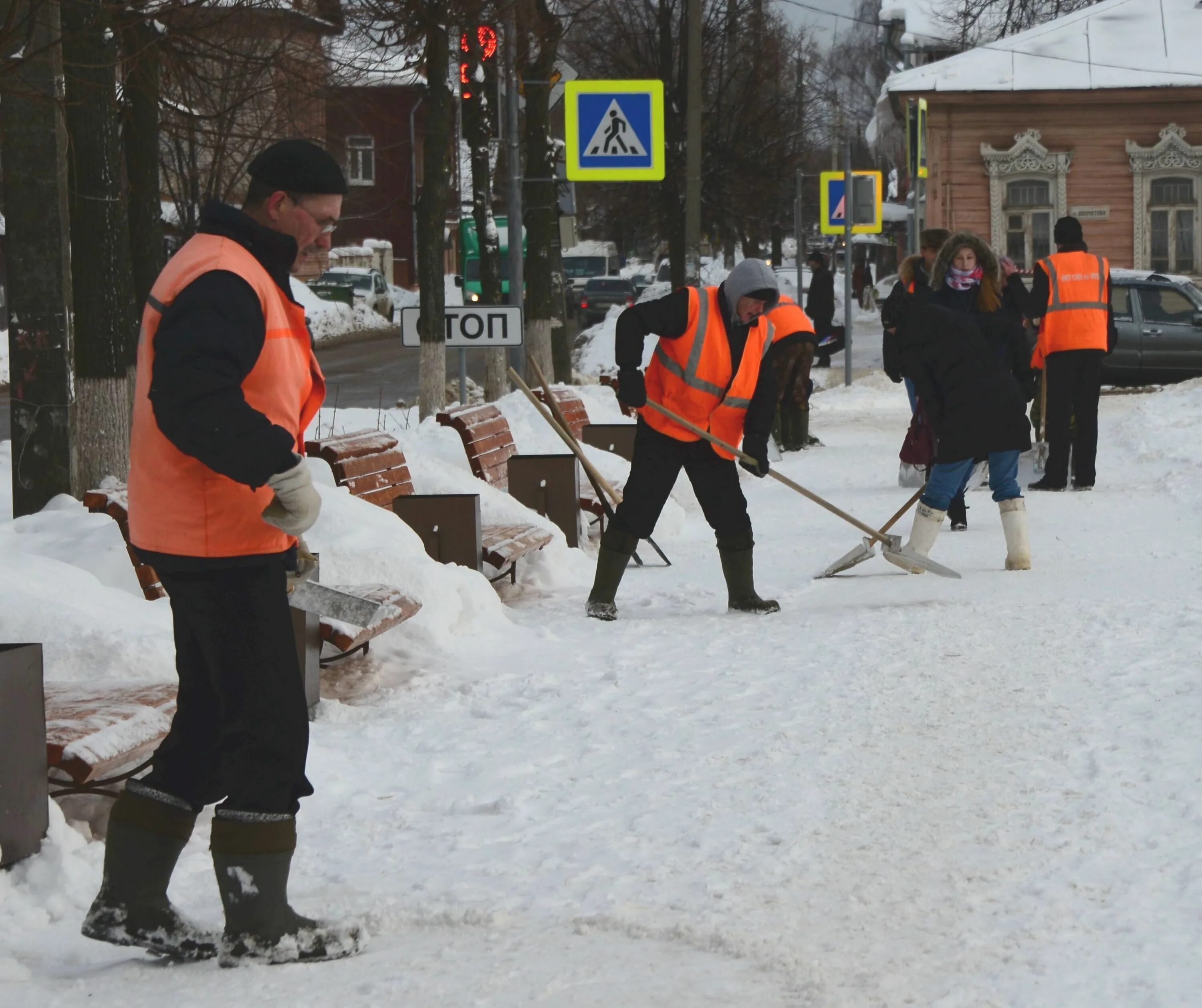 Уборка зимнего. Уборка снега. уборка снега вручную. уборщик снега. чистка снега вручную.
