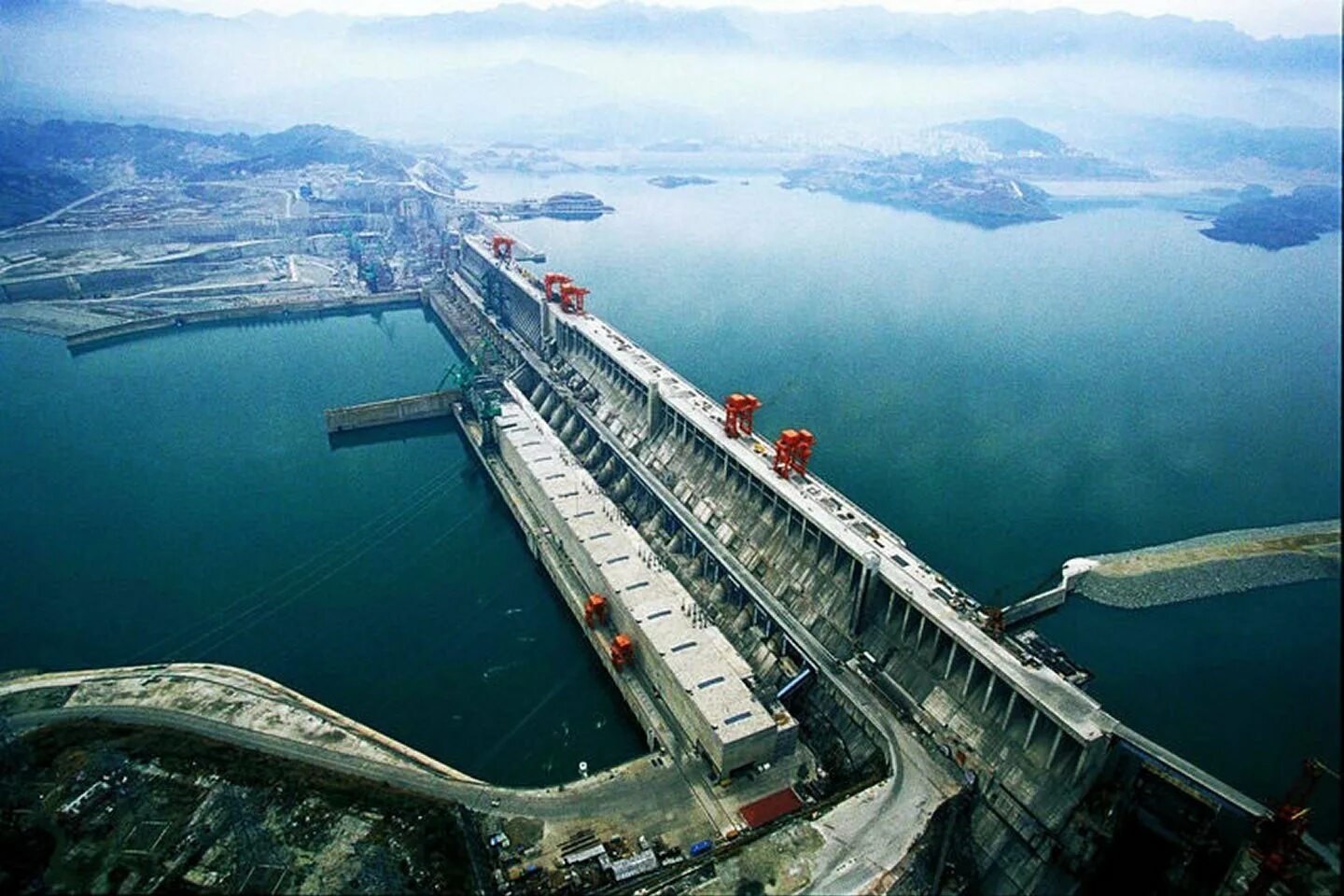 Самый мощный район. Три ущелья ГЭС. ГЭС три ущелья Китай. Самая большая ГЭС В мире три ущелья. ГЭС на Янцзы.