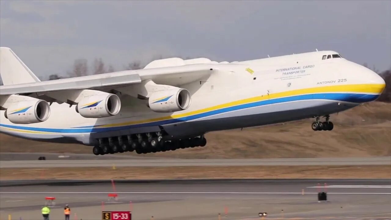 Самый большой самолет в мире. АН-225 Мрия посадка. Самый большой самолёт в мире АН-225. Самолет Антонов самый большой в мире 225. Мрия АН 225 В Хабаровске.