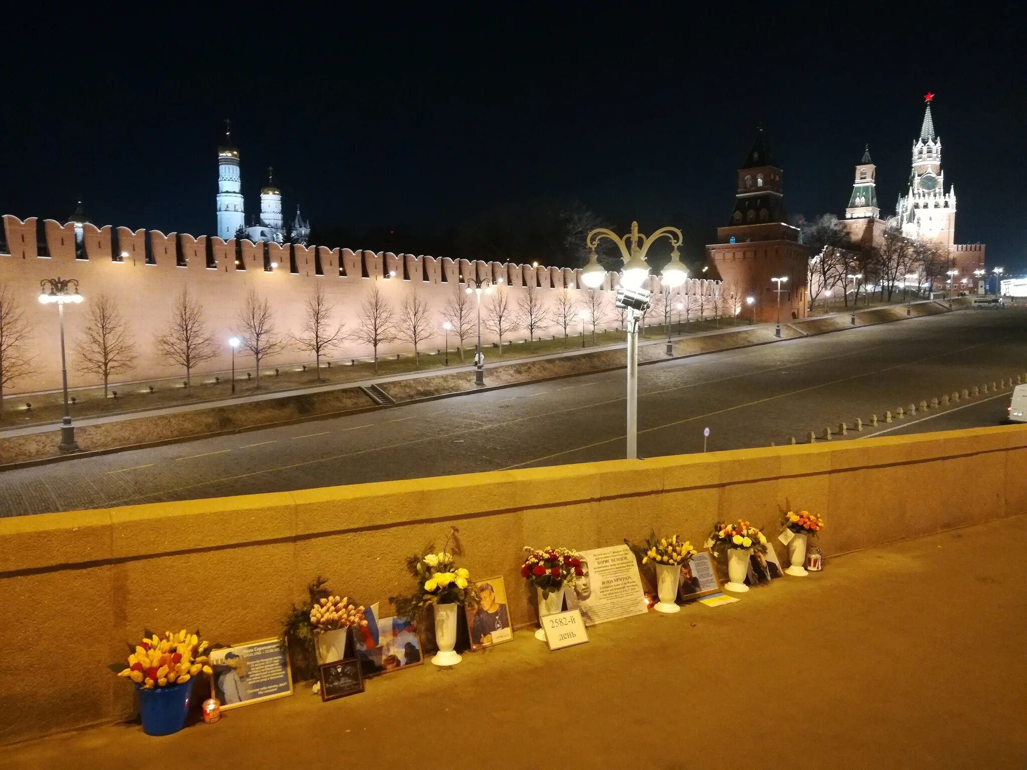 Дом 2 03.03 2024 вечерний. Немцов мост Москва. Москва большой Москворецкий мост мемориал бе Немцова. Большой Москворецкий мост 27.09.2022. Немцов мост зима.