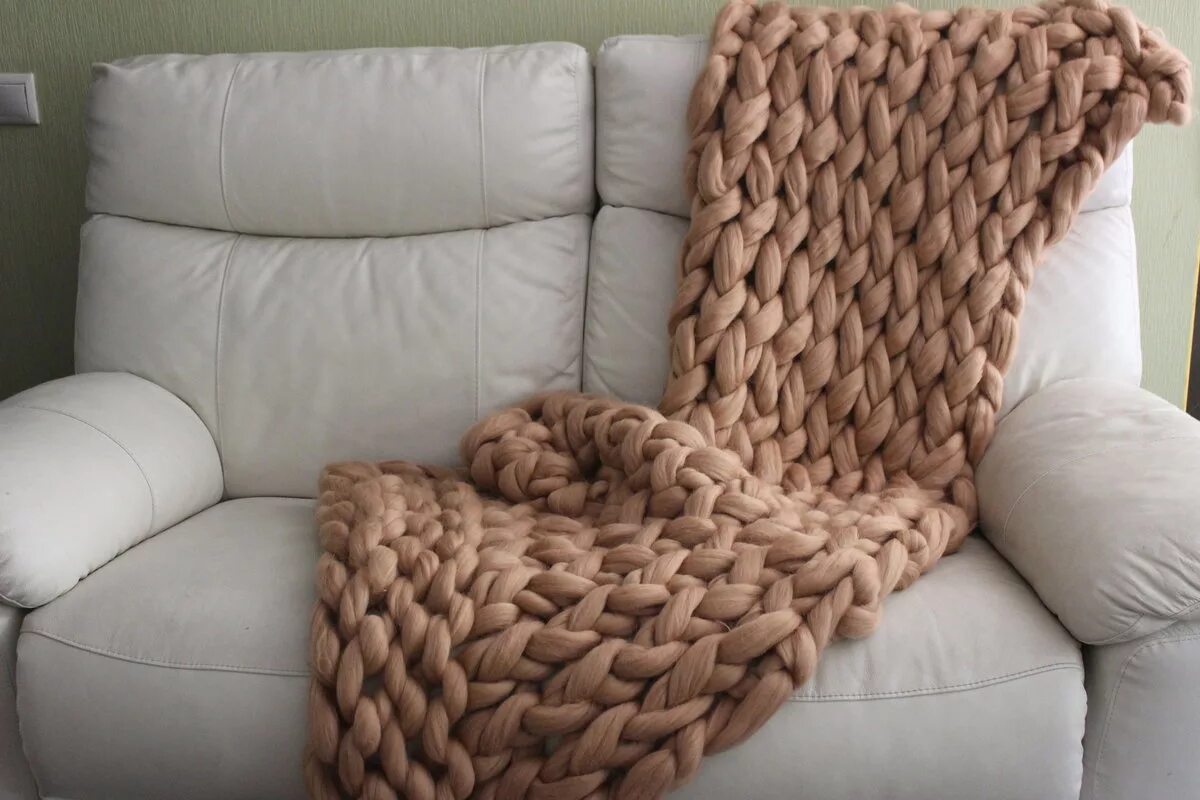 Yarnart marshmallow толстая пряжа. Плед из трикотажной пряжи спицами. Плед из толстой пряжи спицами. Пряжа для крупной вязки. Нитки для пледа крупной вязки.