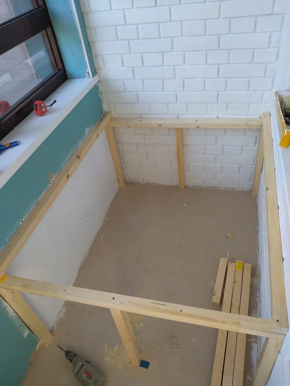 короб на балконе для хранения. диван на балкон с ящиком. ящик на балкон для хранения. уголок диван на балкон. ящик на балкон для хранения.